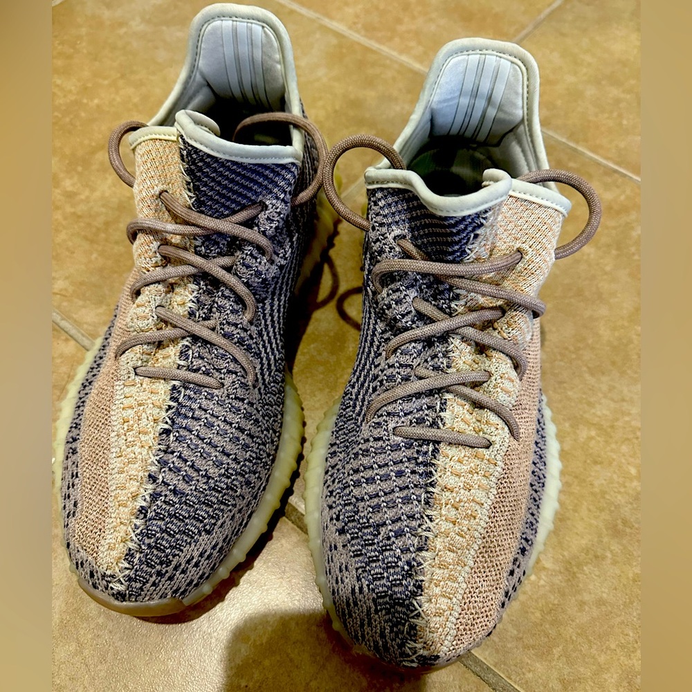 Yeezy 350  Ash Pearl, size 10. 85%condition. Love theshoes, but a bit big on me.